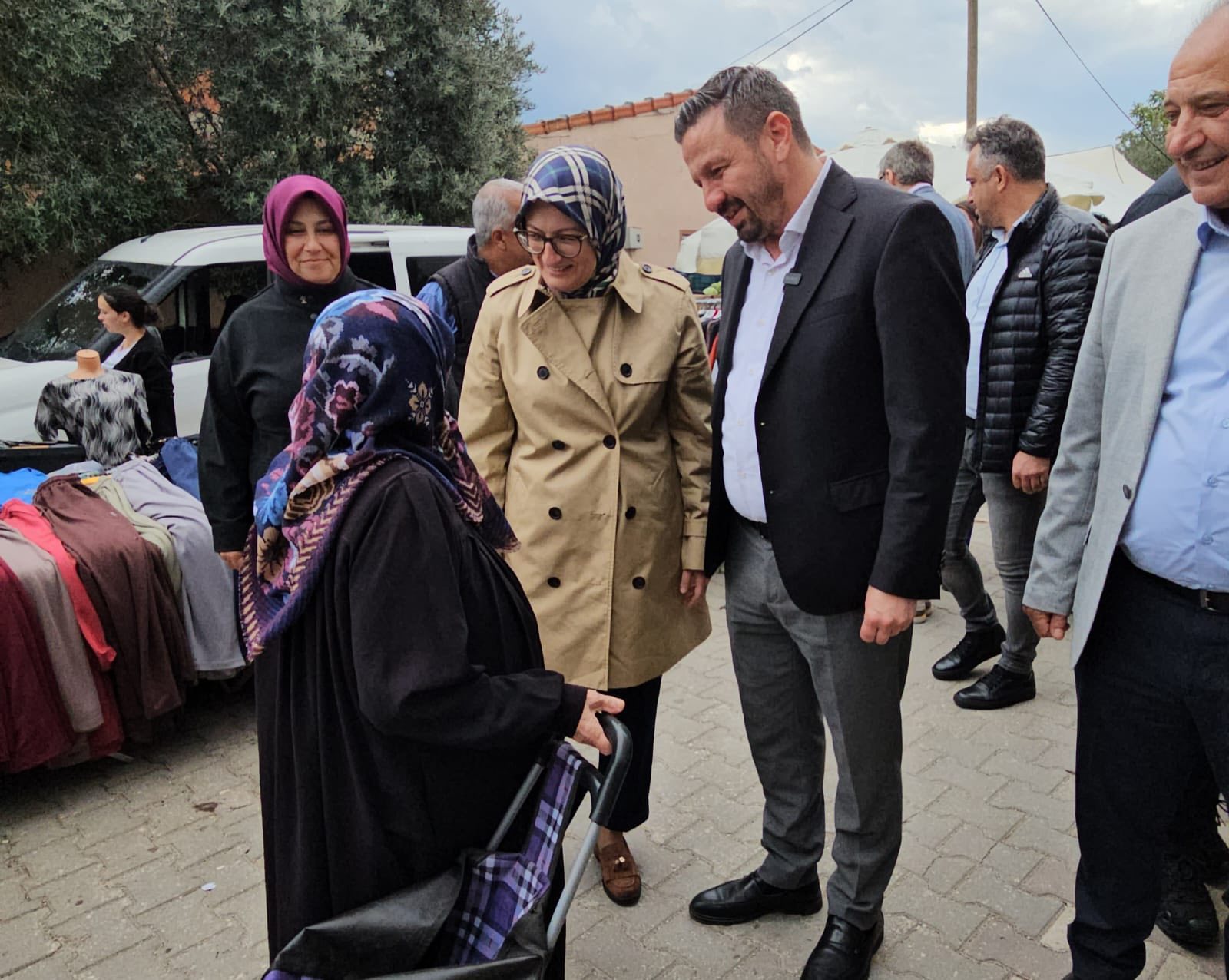 Belgin Uygur Gönen Karşıkaya Pazarı'nda esnafı ve vatandaşı dinledi