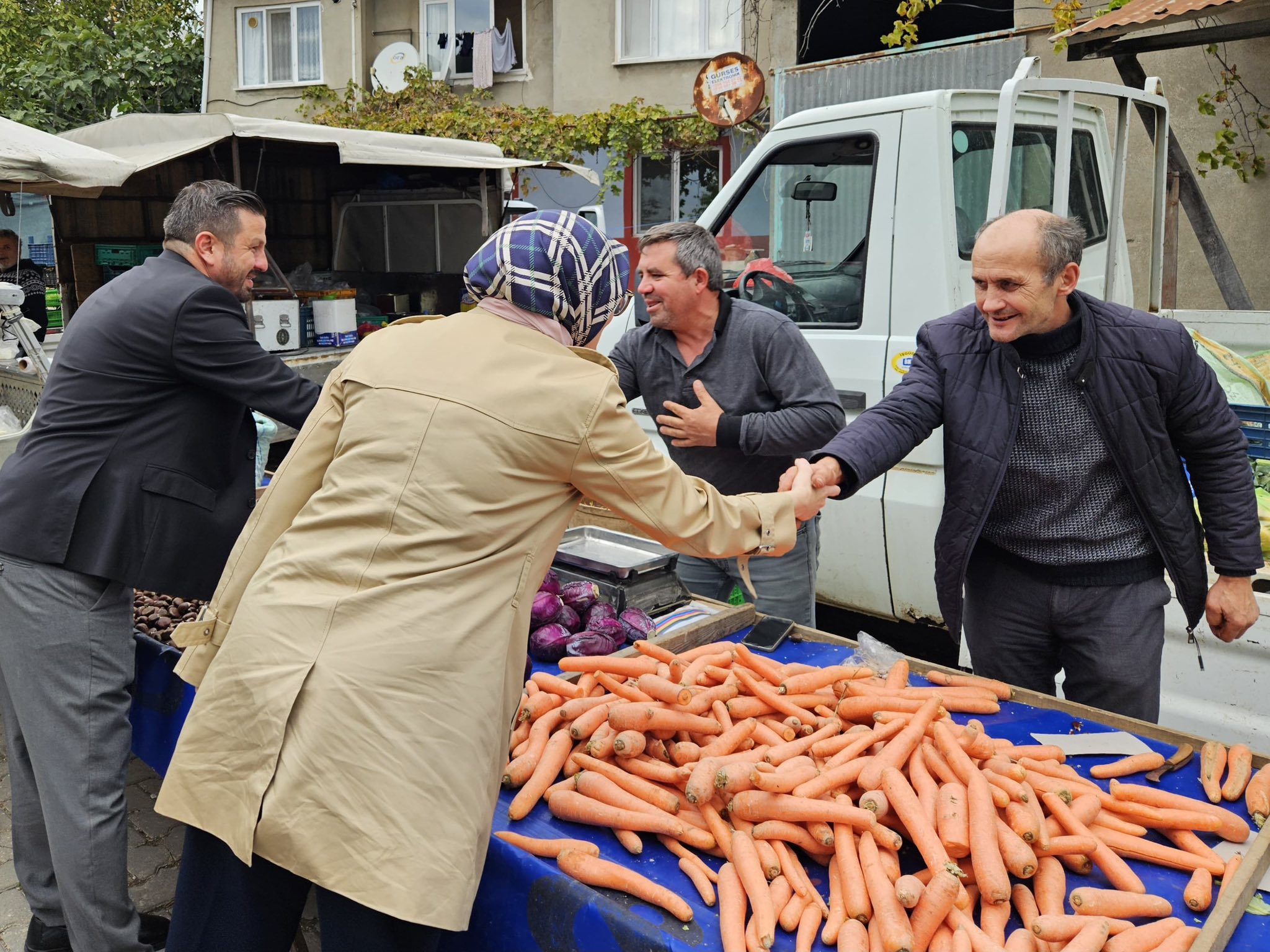 Belgin Uygur Gönen Karşıkaya Pazarı'nda esnafı ve vatandaşı dinledi