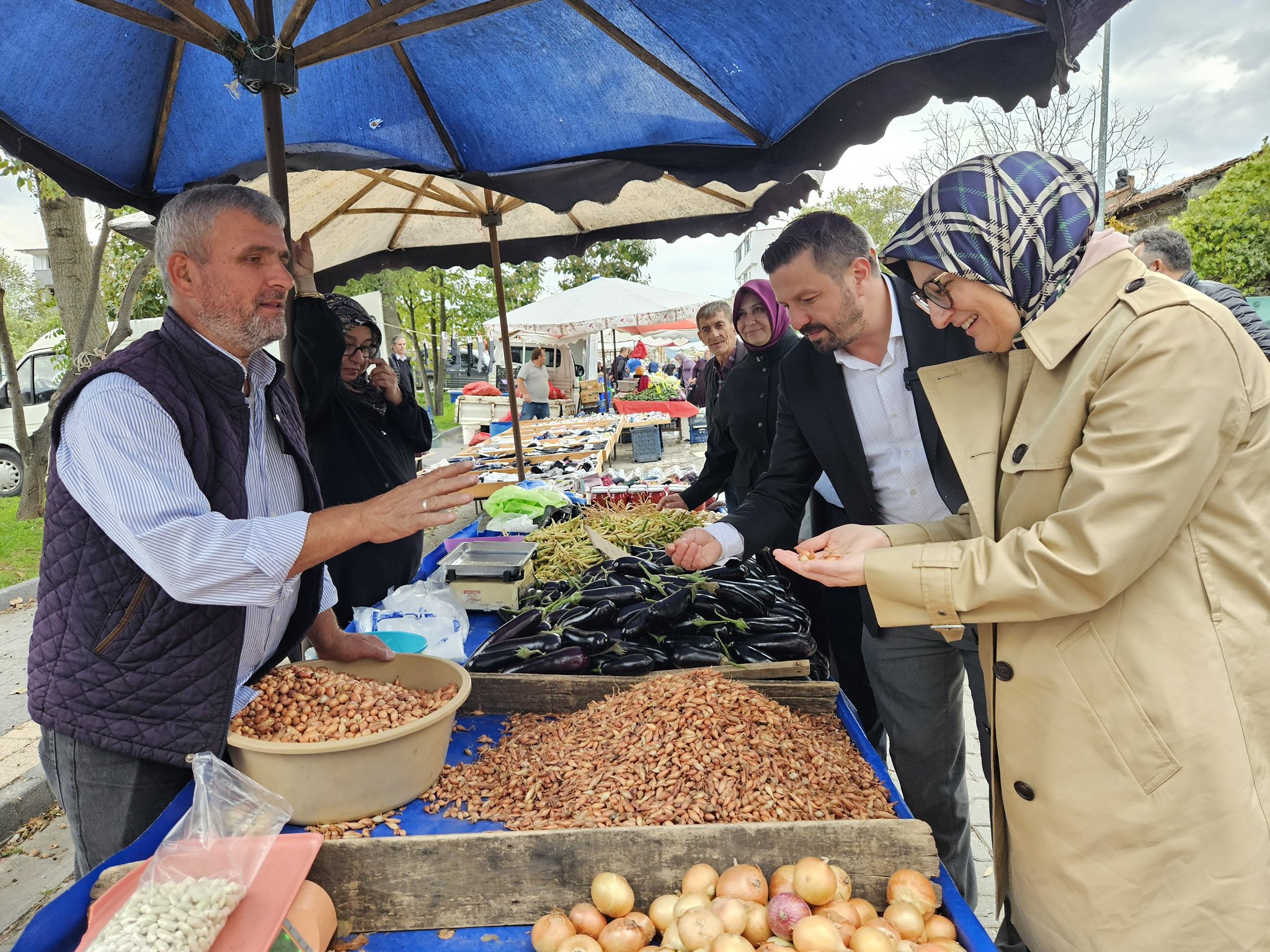 Belgin Uygur Gönen Karşıkaya Pazarı'nda esnafı ve vatandaşı dinledi