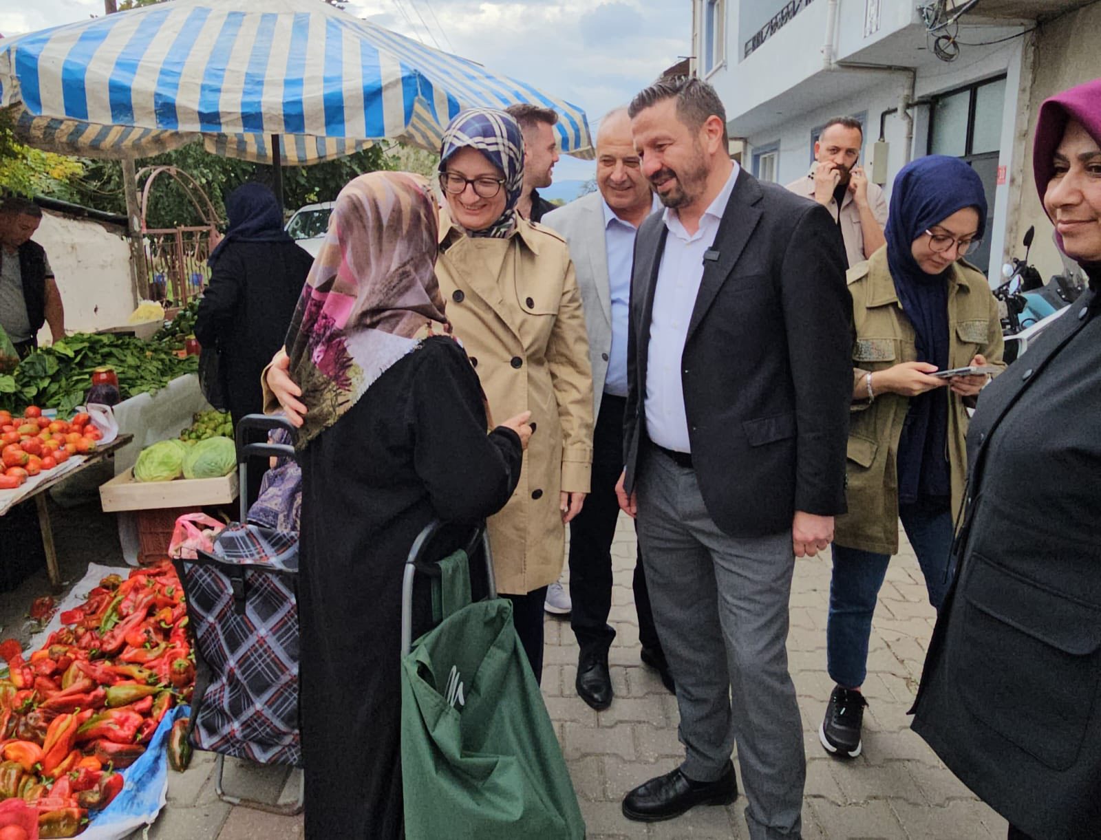 Belgin Uygur Gönen Karşıkaya Pazarı'nda esnafı ve vatandaşı dinledi