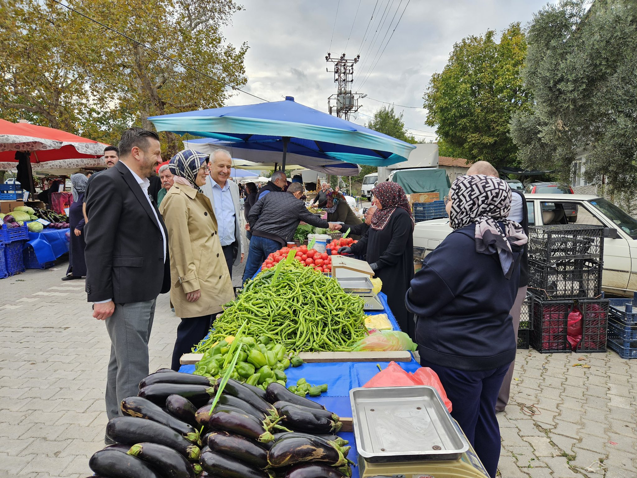 Belgin Uygur Gönen Karşıkaya Pazarı'nda esnafı ve vatandaşı dinledi