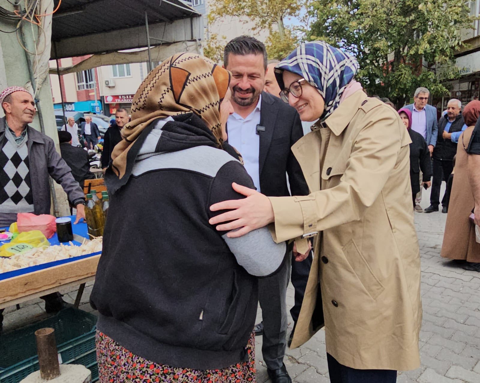 Belgin Uygur Gönen Karşıkaya Pazarı'nda esnafı ve vatandaşı dinledi