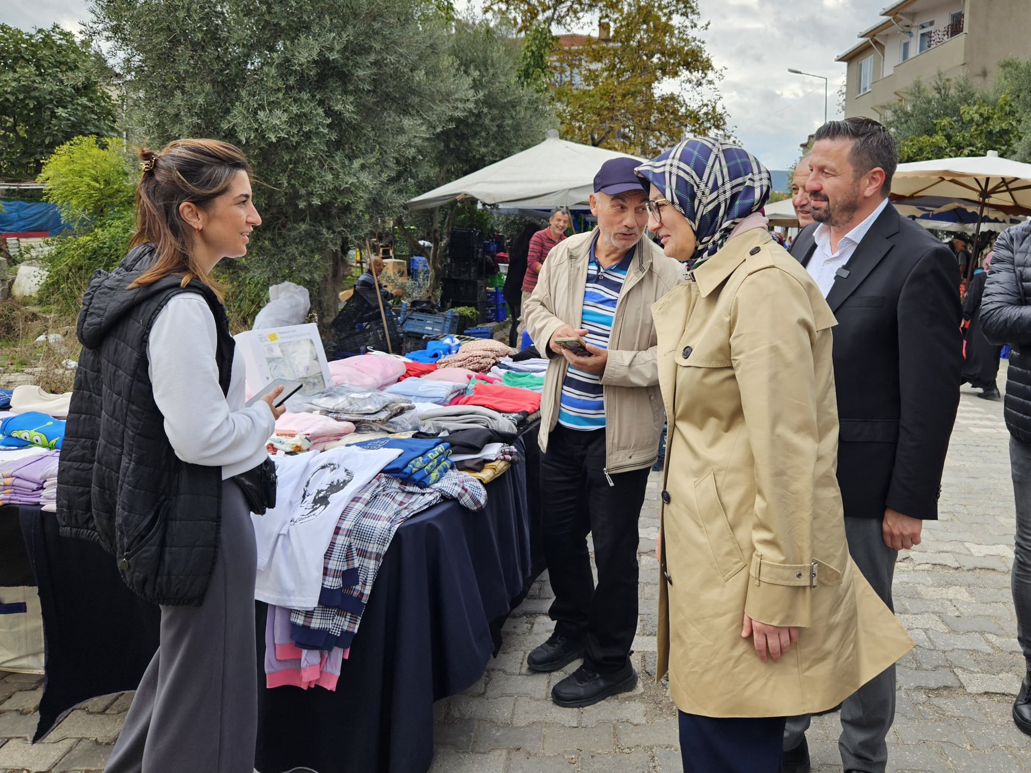 Belgin Uygur Gönen Karşıkaya Pazarı'nda esnafı ve vatandaşı dinledi