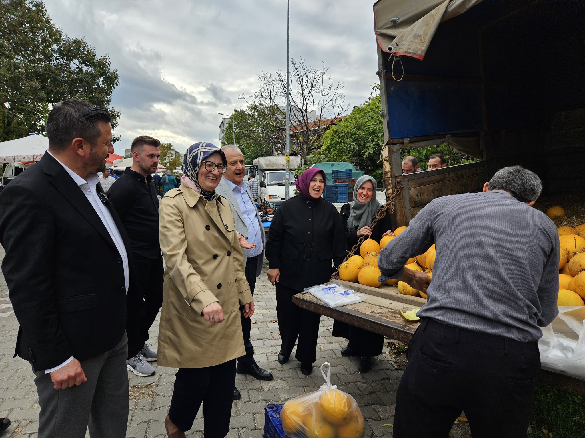 Belgin Uygur Gönen Karşıkaya Pazarı'nda esnafı ve vatandaşı dinledi