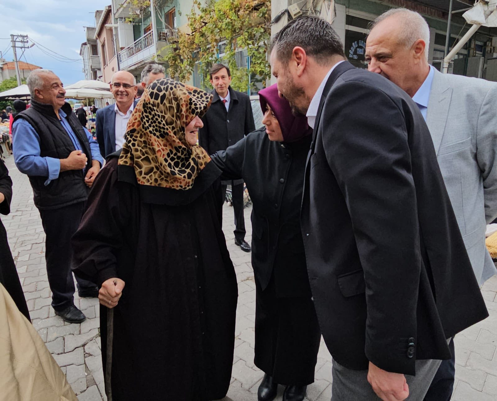 Belgin Uygur Gönen Karşıkaya Pazarı'nda esnafı ve vatandaşı dinledi
