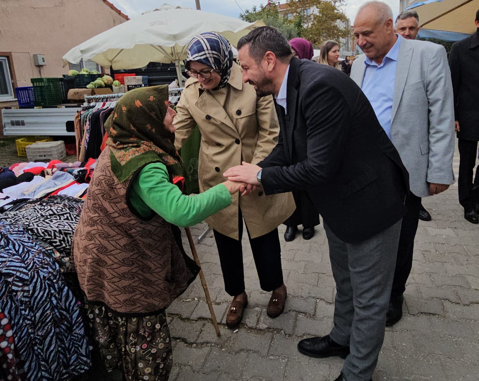 Belgin Uygur Gönen Karşıkaya Pazarı'nda esnafı ve vatandaşı dinledi