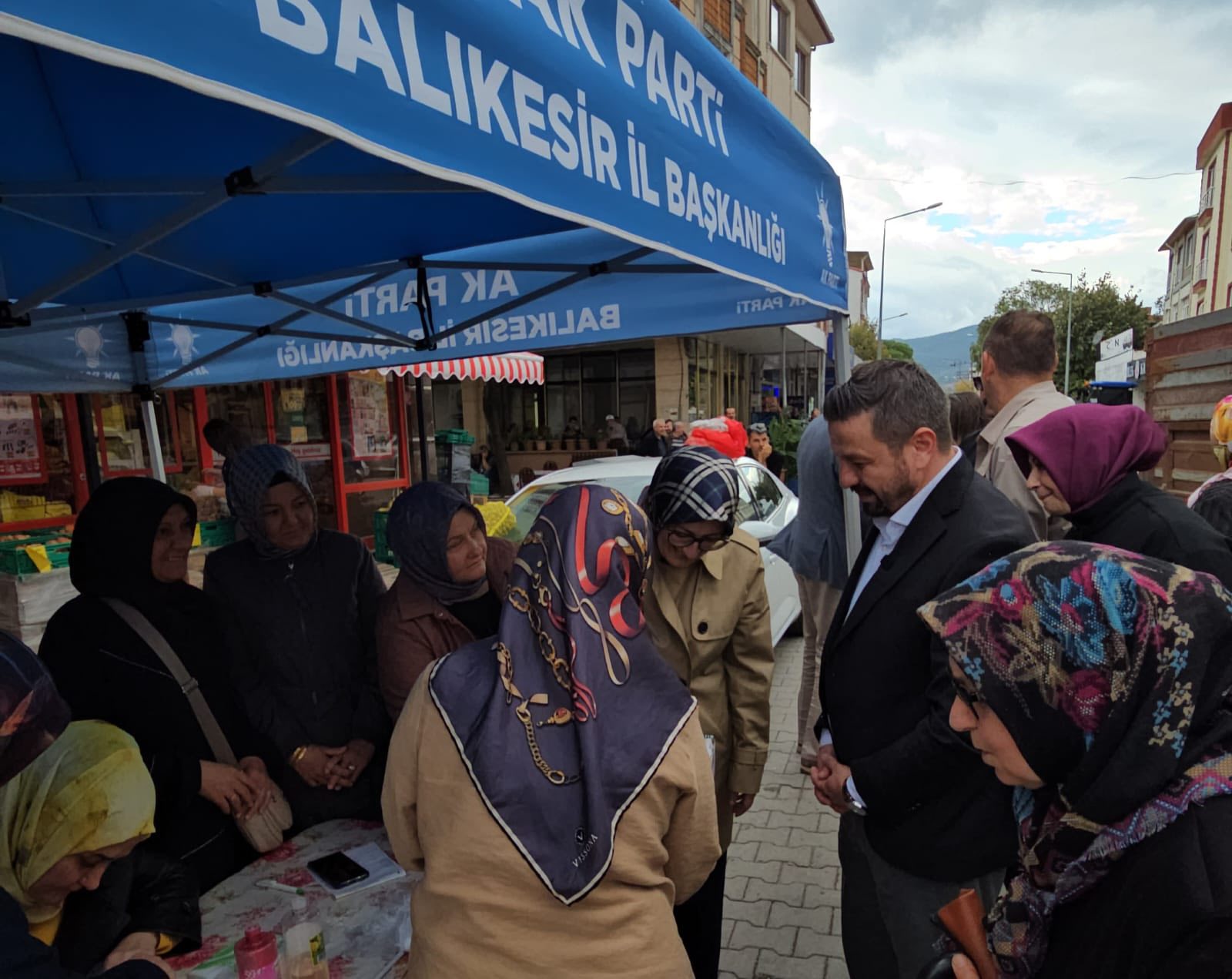Belgin Uygur Gönen Karşıkaya Pazarı'nda esnafı ve vatandaşı dinledi