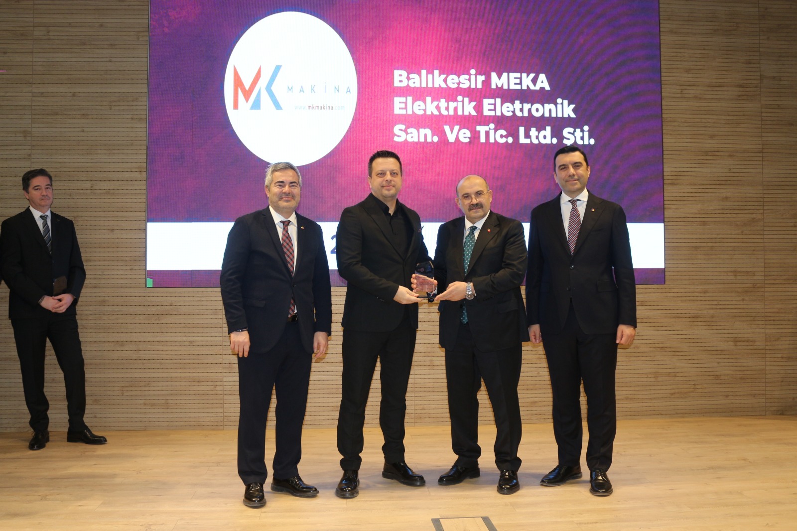 332E0E7F 47A7 4103 B9F7 Bf3406248561