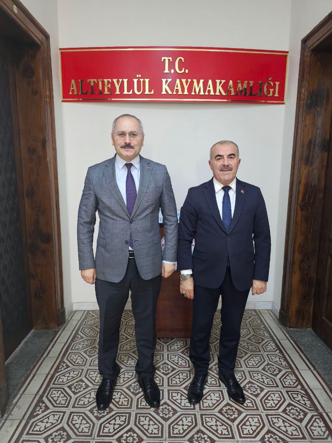 588638732 18049669814677787 2742358389579294939 N