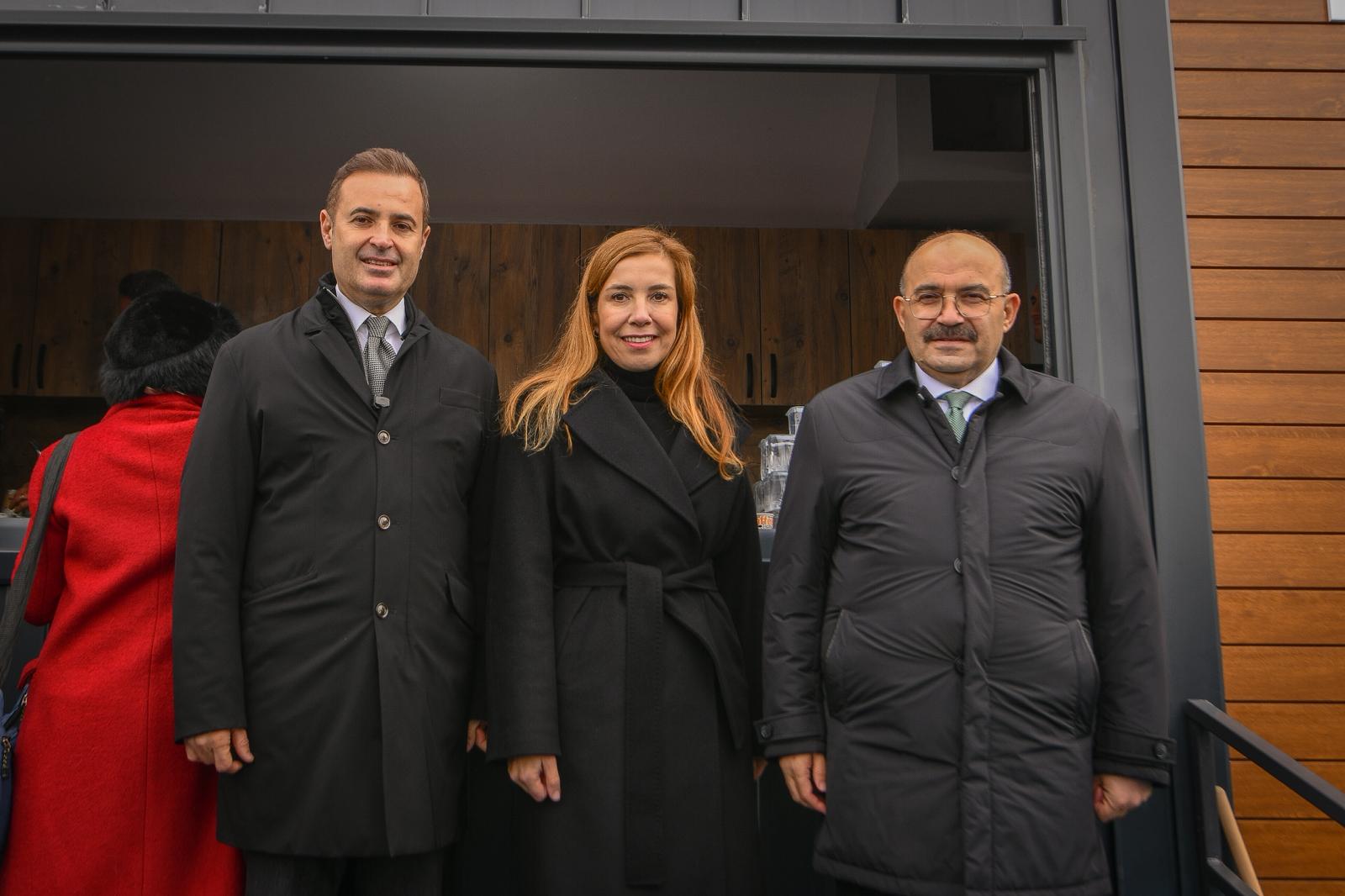 8D3Bec98 F9D2 4C4F B474 C2D8Fbec7D90