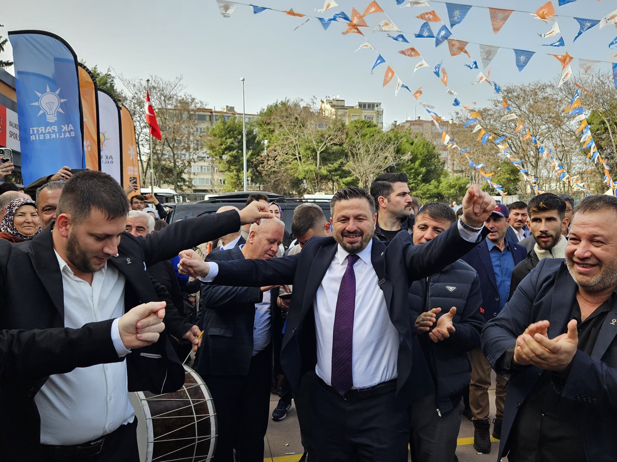 636953957 851762254533768 8953235181277521014 N