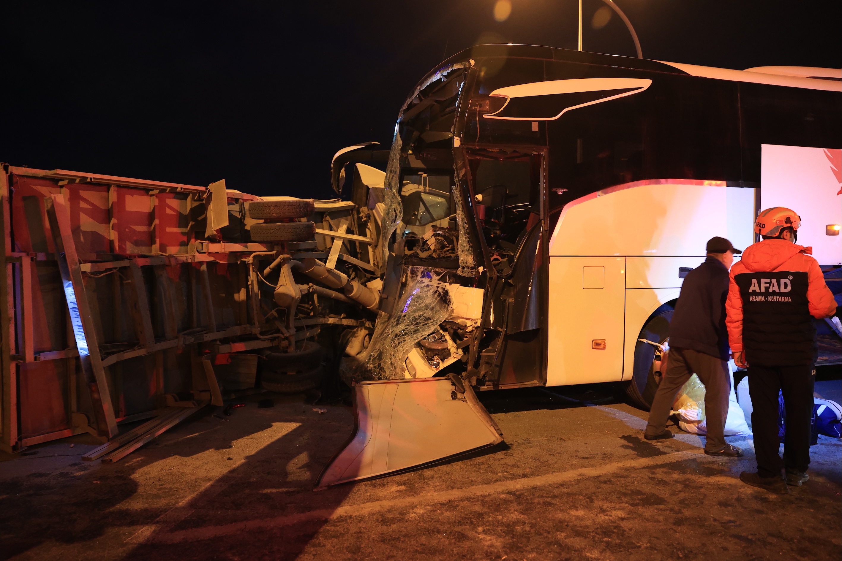 A A 20260214 40556791 40556785 K A Y S E R I D E Y O L C U O T O B U S U I L E K A M Y O N E T I N C A R P I S T I G I K A Z A D A 5 K I S I Y A R A L A N D I