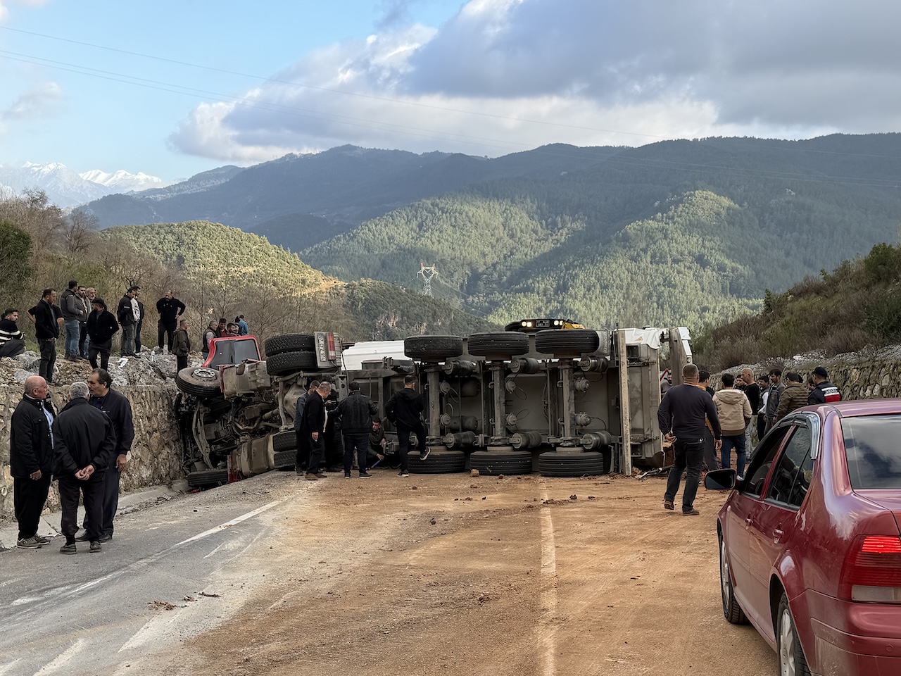 A A 20260215 40563164 40563160 A N T A L Y A D A I K I O T O M O B I L I L E T I R I N C A R P I S T I G I K A Z A D A 1 K I S I O L D U 3 K I S I Y A R A L A N D I