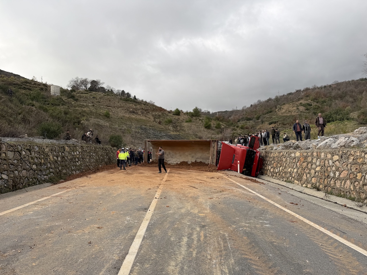 A A 20260215 40563164 40563163 A N T A L Y A D A I K I O T O M O B I L I L E T I R I N C A R P I S T I G I K A Z A D A 1 K I S I O L D U 3 K I S I Y A R A L A N D I