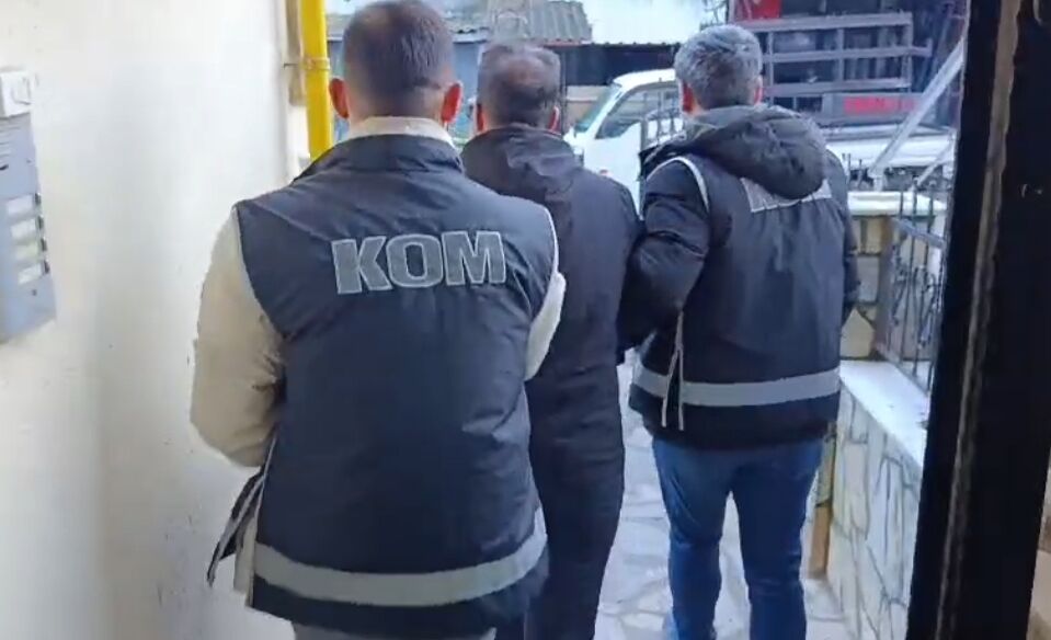 Aa 20260410 41074390 41074389 Balikesir Merkezli Operasyonda Rusvet Ve Kisisel Verilerin Hukuka Aykiri Ele Gecirilmesiyle Ilgili 7 Zanli Tutuklandi (1)