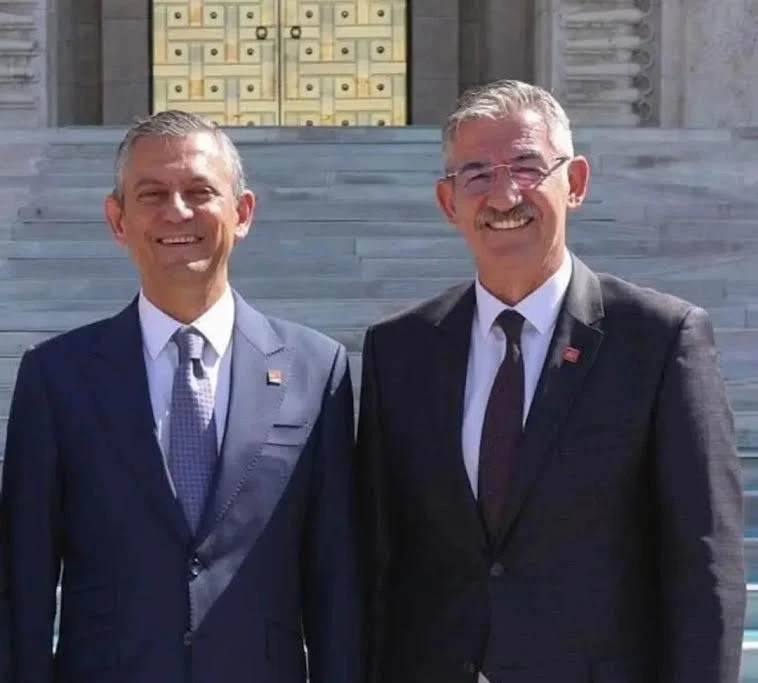Erden Koybasi Ozgur Ozelin Yanind Ppul