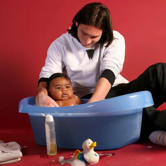Lionel Messi In 2007 Helping Bathing A Baby Lamine Yamal V0 Bzk90Lxfd49H1