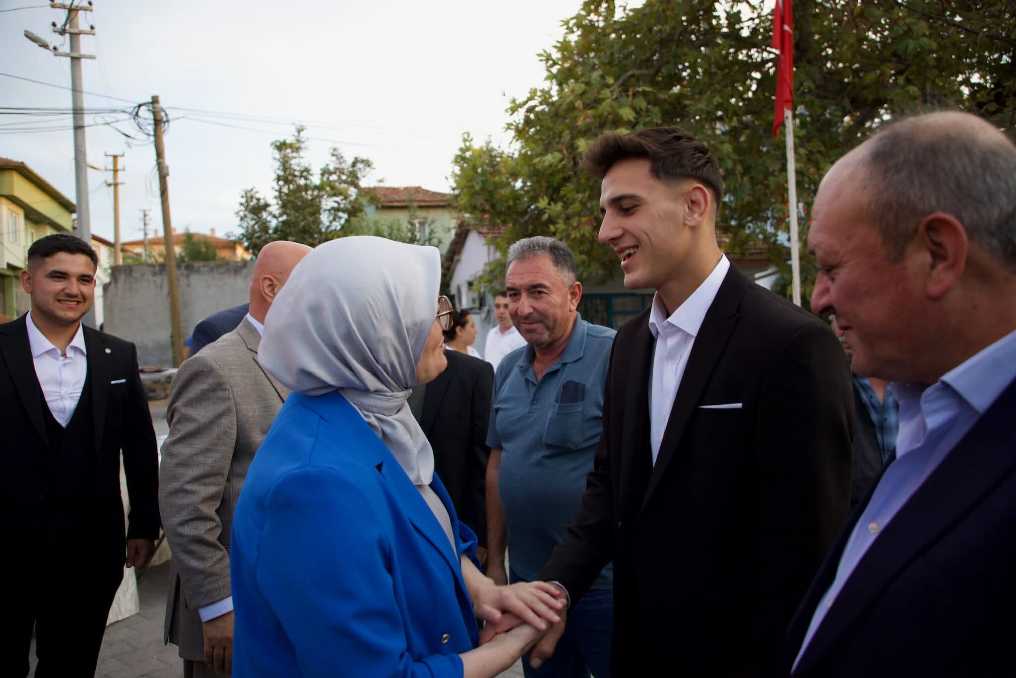 Belgin Uygur Çağış’ta Gençlerle Buluştu! Asker Ocağına Dualarla Uğurlandılar