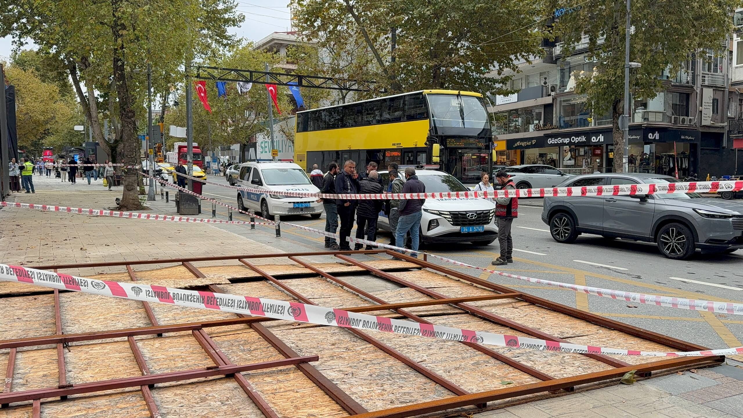 Kadıköy’de Kaldırımda Yürüyen 2 Kadının Üzerine Şantiye Perdesi Devrildi: İnceleme Başlatıldı!