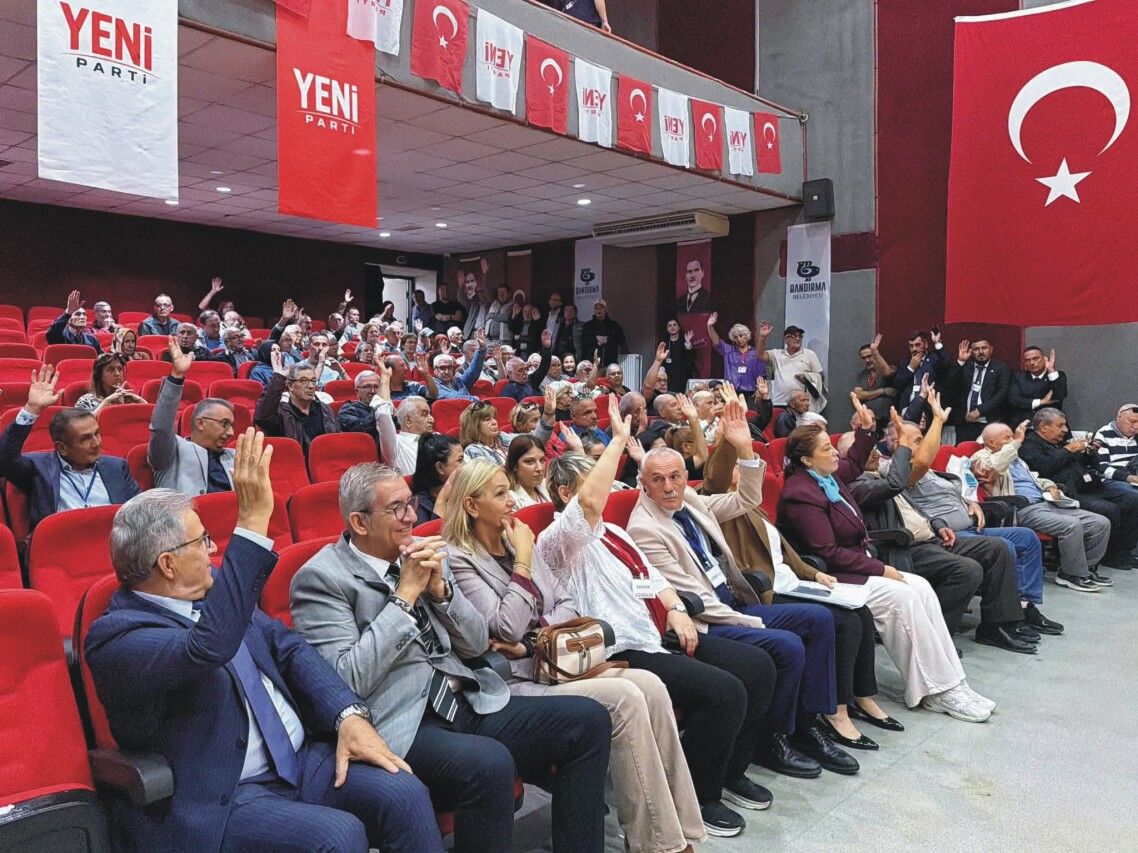 YENİ Parti Bandırma kongresinde gerilim: “Kısa kesin, başkan adayları konuşsun”