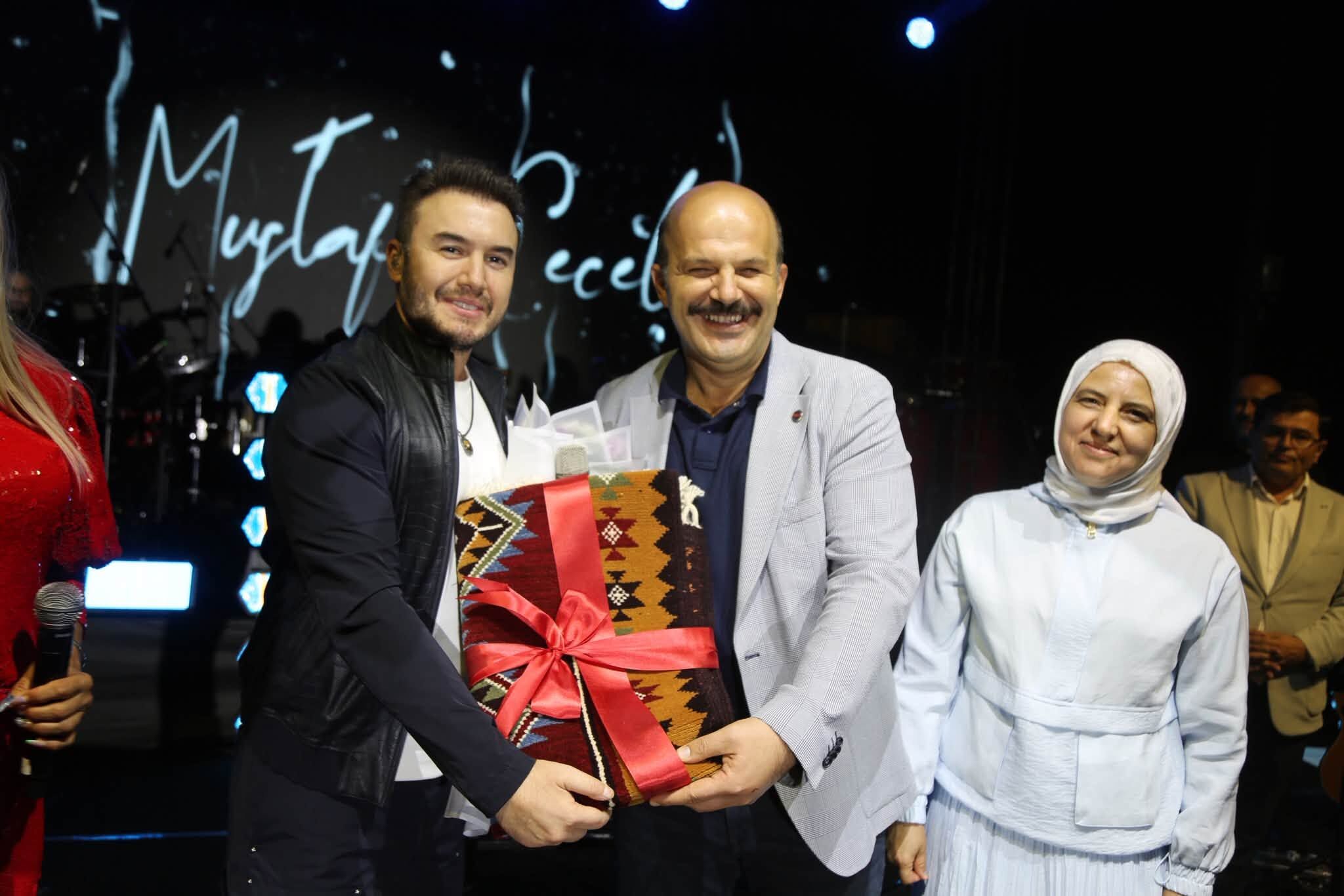 İvrindi’de Kurtuluş Günü Coşkusu: Mustafa Ceceli Konseriyle Unutulmaz Gece