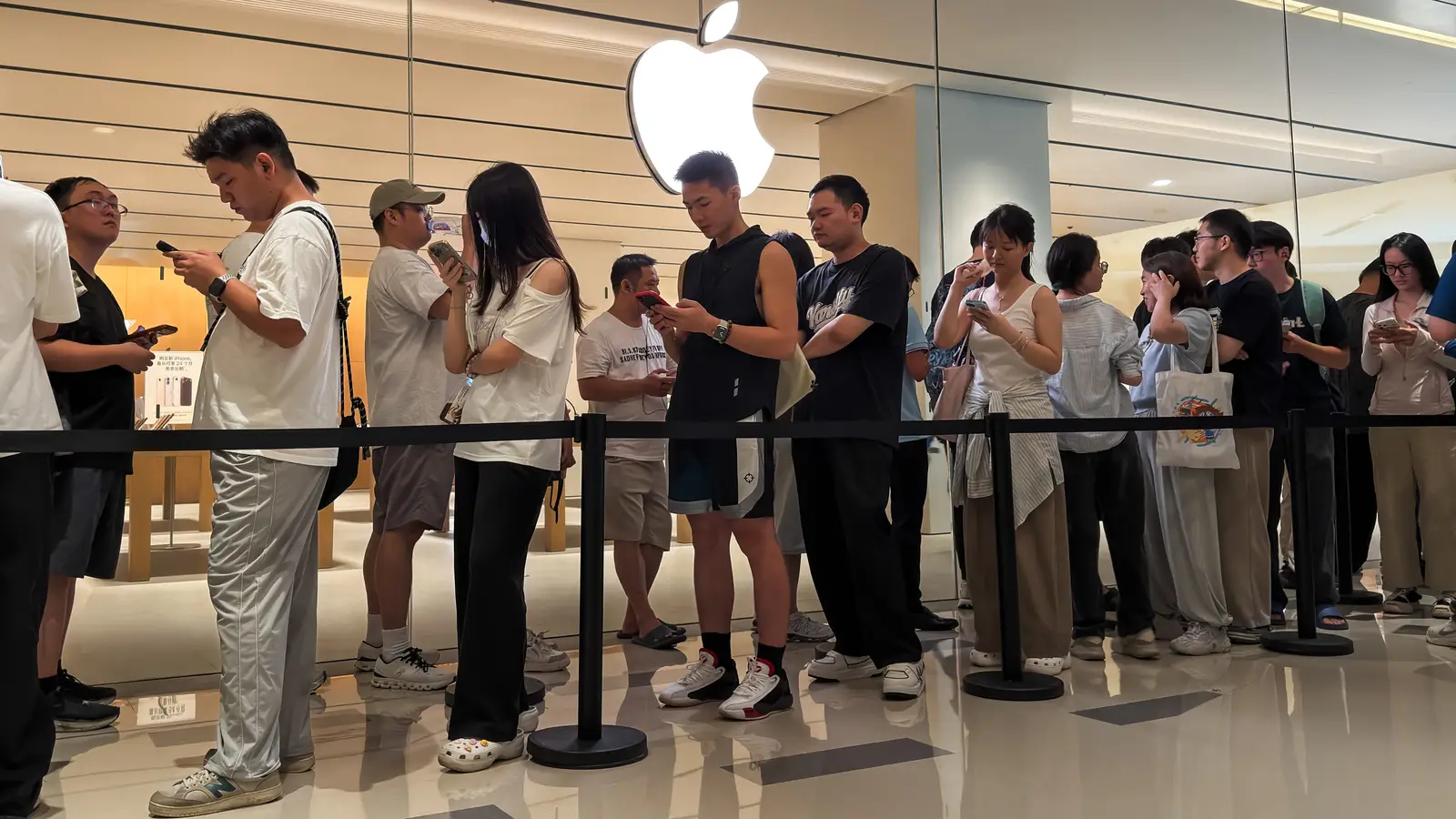 iPhone Almaya Gidenler Kasada Bu Şartla Karşılaştı! Ticaret Bakanlığı Denetim Başlatıyor