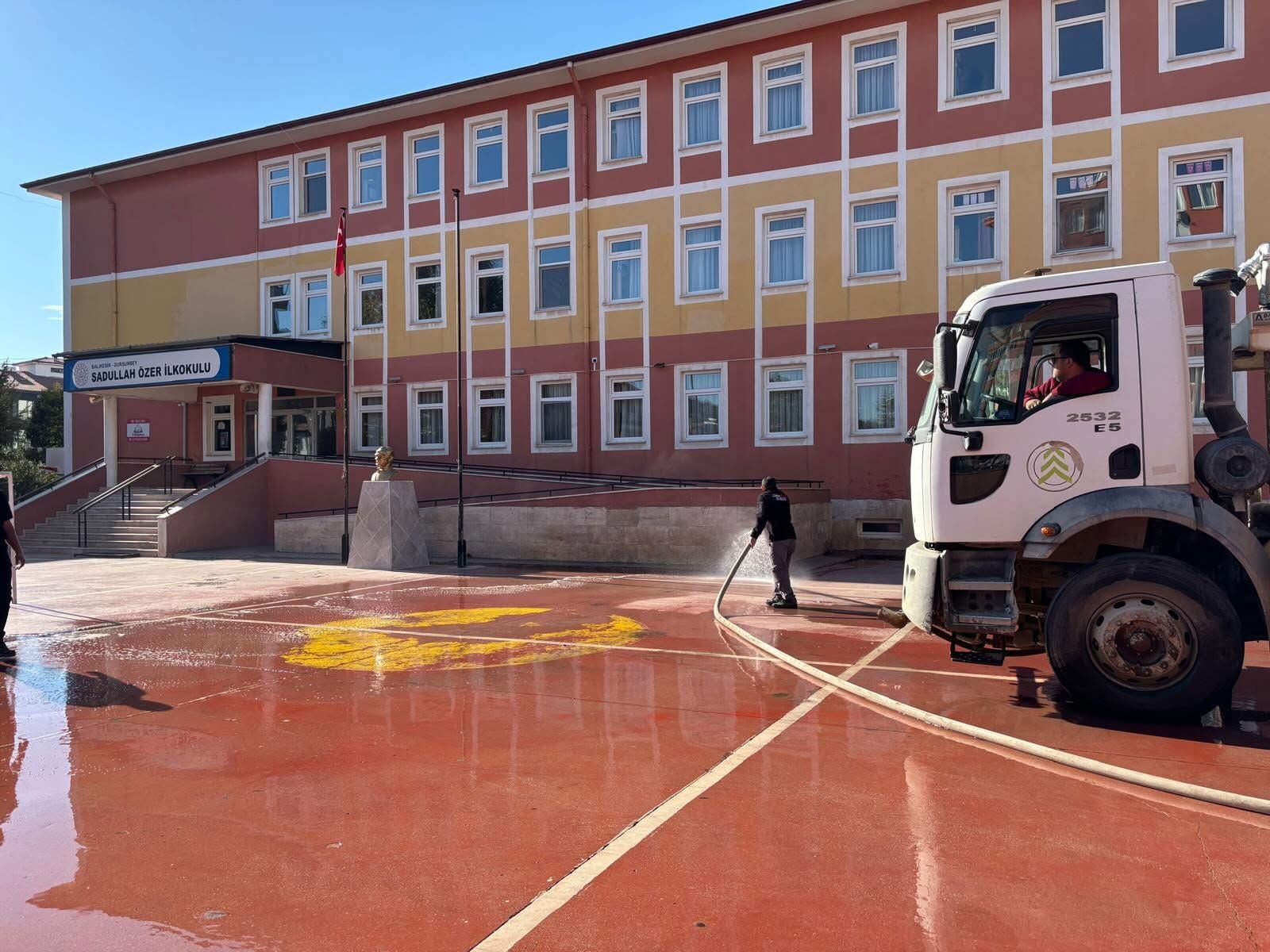 Dursunbey’de Öğrenciler İçin Okul Bahçelerinde Kapsamlı Temizlik!