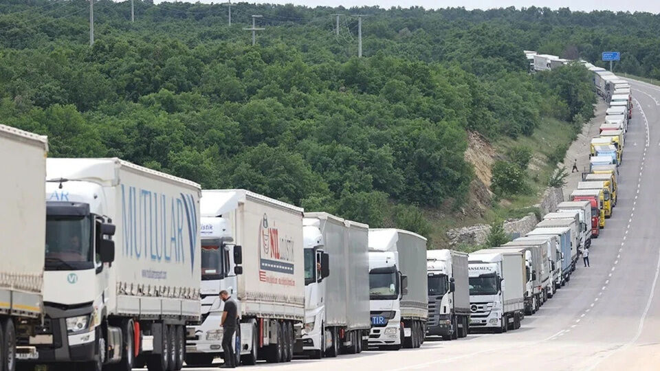 Bulgaristan-Türkiye Sınırında Ticari Hareketlilik Rekor Kırdı: 18 Km Kuyruk!