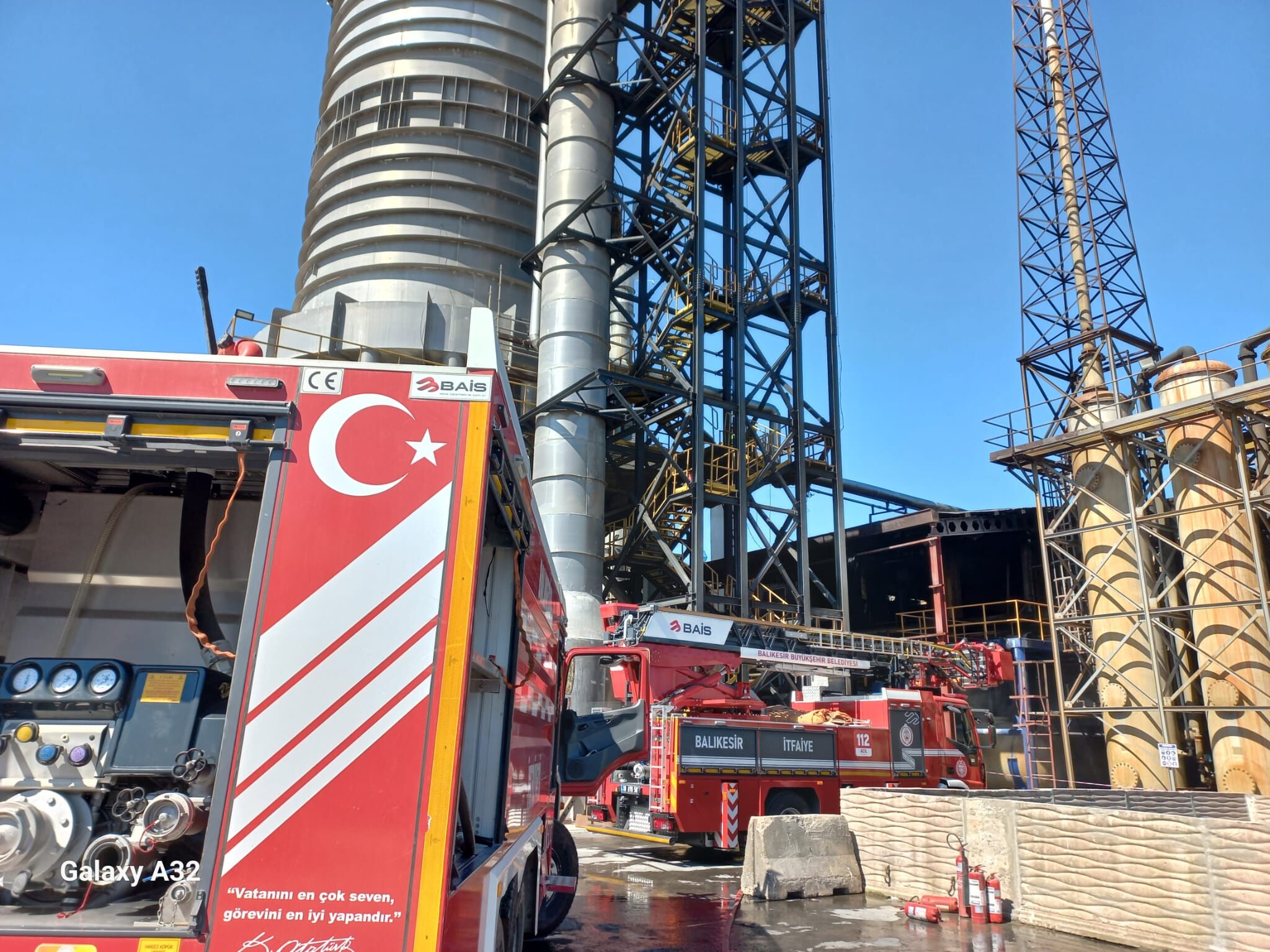 Bandırma’da Korkutan Yangın! İşletmenin Depolarından Alevler Yükseldi