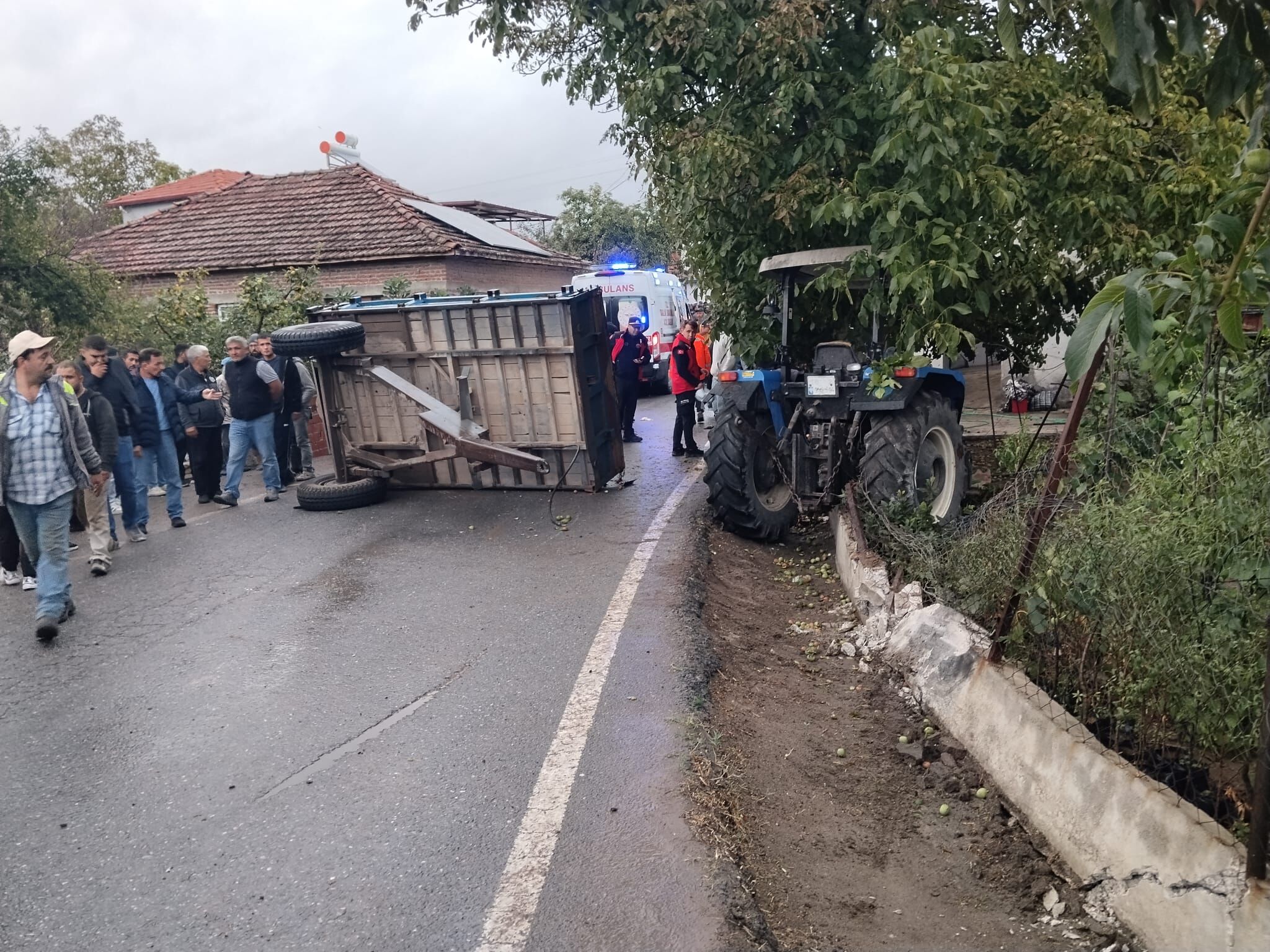 Balıkesir İvrindi'de Feci Traktör Kazası: Karaçepiş Mahallesi'nde Römork Devrildi, 23 Vatandaş Hastaneye Kaldırıldı!