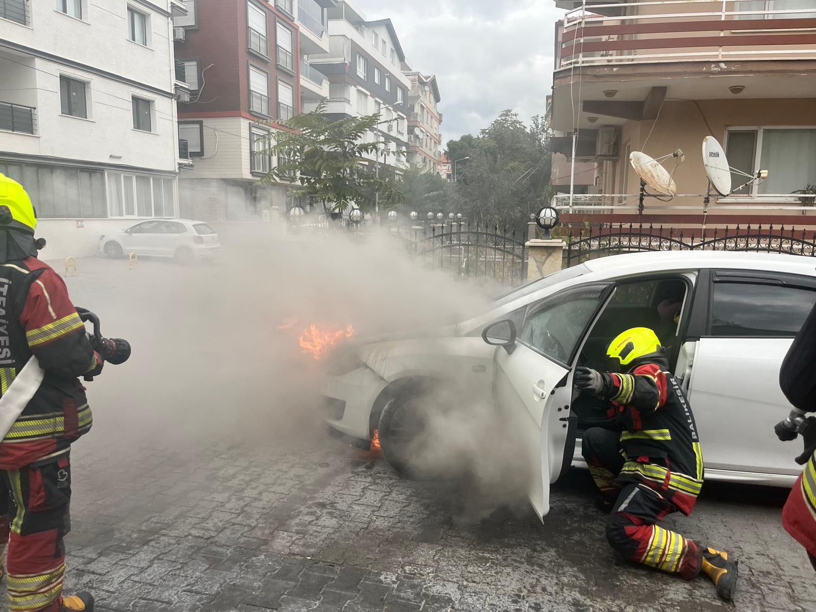 Balıkesir Burhaniye'de Araç Yangını! Alev Alev Yanan Otomobil İtfaiyenin Müdahalesiyle Söndürüldü