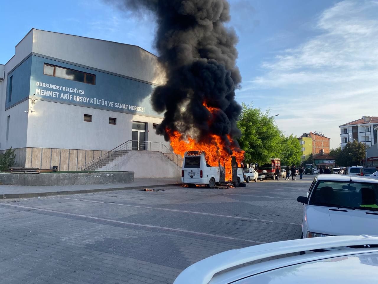 Dursunbey'de Park Halindeki Minibüs Alev Alev Yandı!