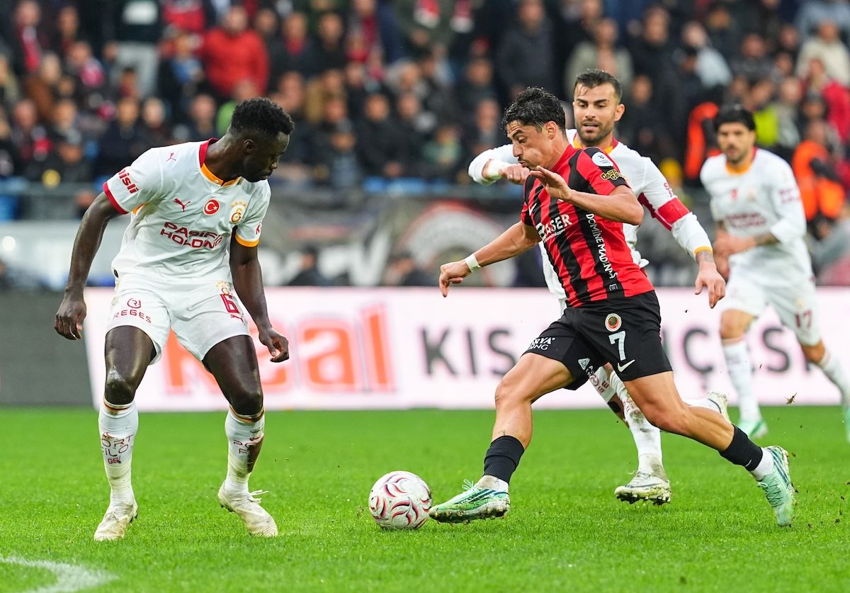 Galatasaray 88. Dakikada Hayata Döndü! İrfancan Eğribayat'ın Hatası 3 Puanı Getirdi