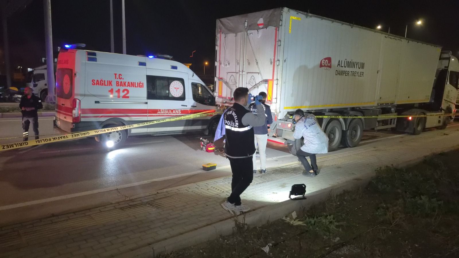 Bandırma'da Feci Kaza! Park Halindeki Tıra Çarpan 30 Yaşındaki Motosiklet Sürücüsü Hayatını Kaybetti