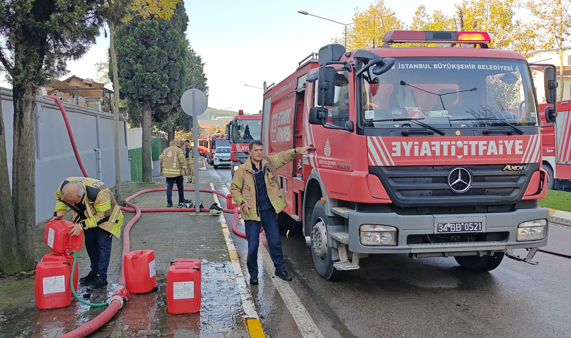 Tuzla'da Ayakkabı Fabrikasında Yangın Söndürüldü: 5 Bin Metrekarelik Tesiste Alevler Çatı Katını Sardı, İşte Son Durum!