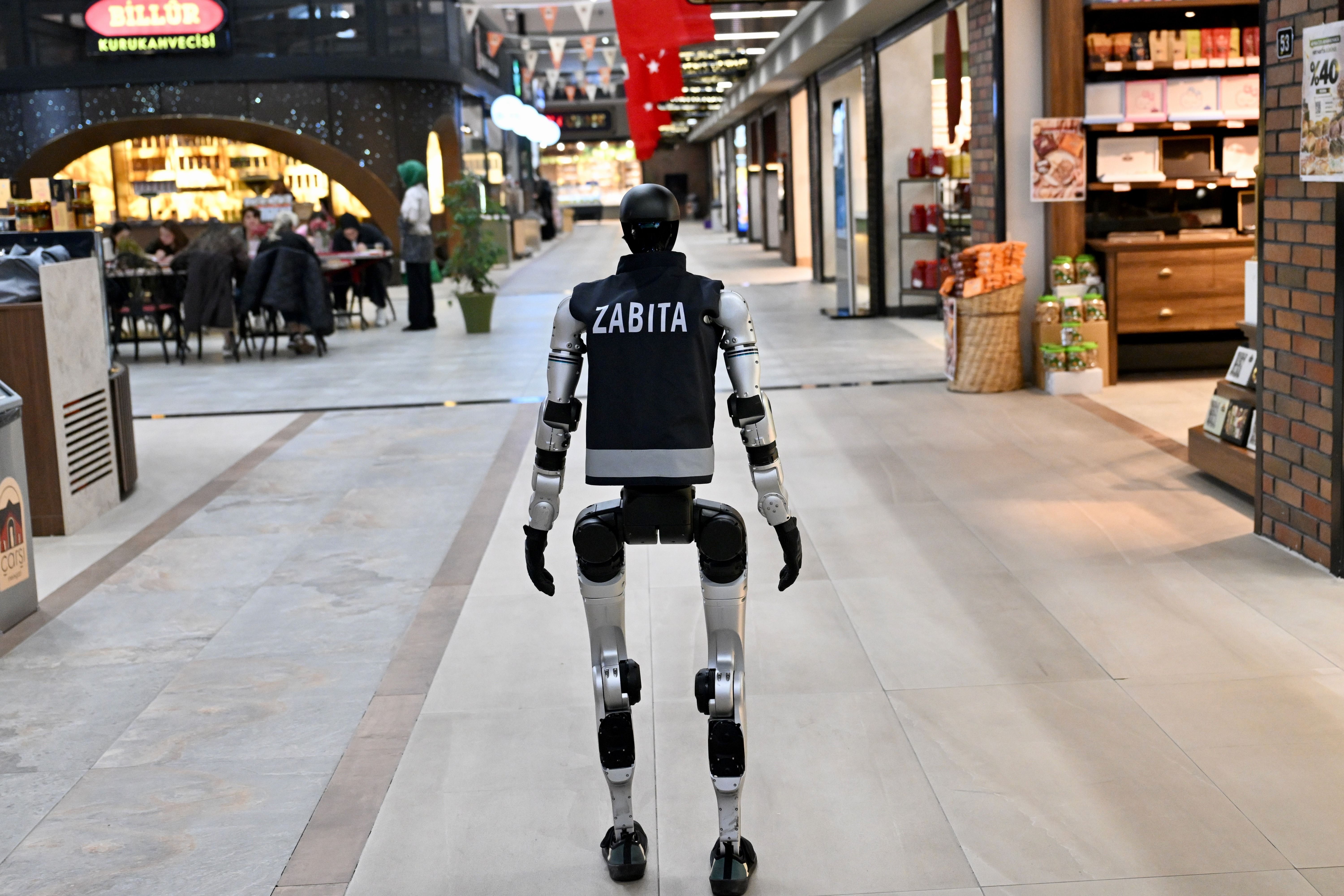 Aa 20261027 42876879 42876854 Insansi Robot Mega Zabita Ekiplerine Esnaf Denetimlerinde Yardimci Oluyor (1)
