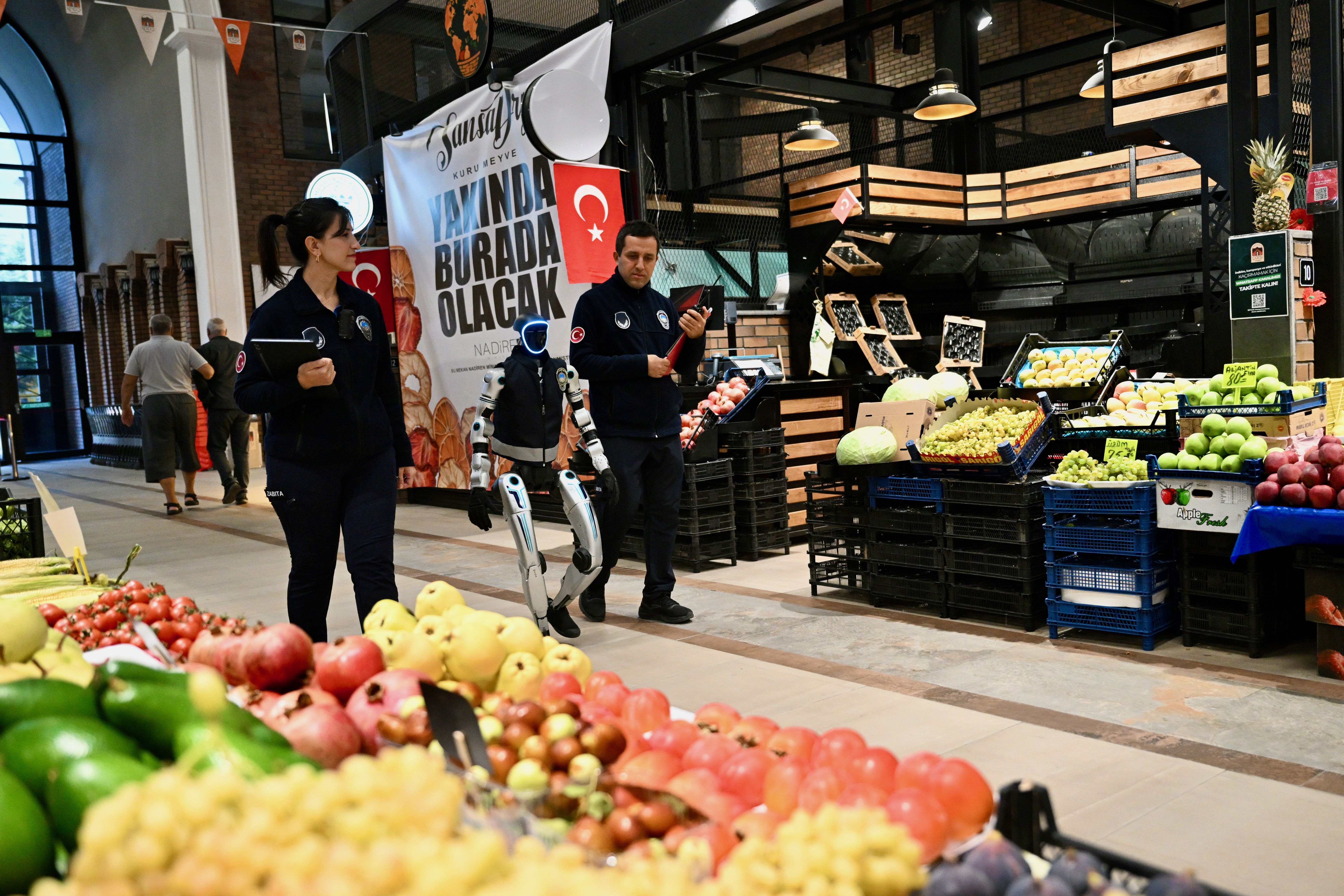 Aa 20261027 42876879 42876859 Insansi Robot Mega Zabita Ekiplerine Esnaf Denetimlerinde Yardimci Oluyor (1)