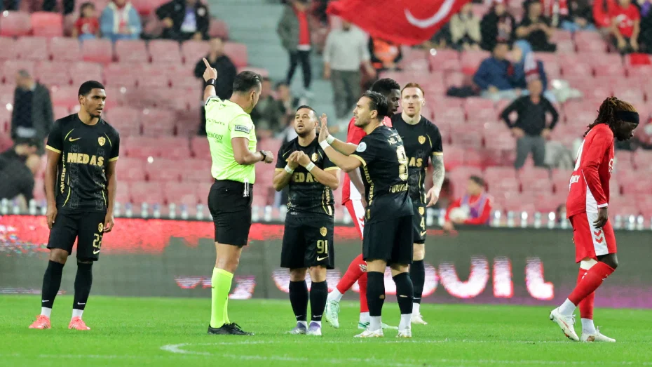 Samsunspor - Amedspor Maçında Olaylı Gece! 3 Kırmızı Kart, Penaltı ve Liderlik Yarışı