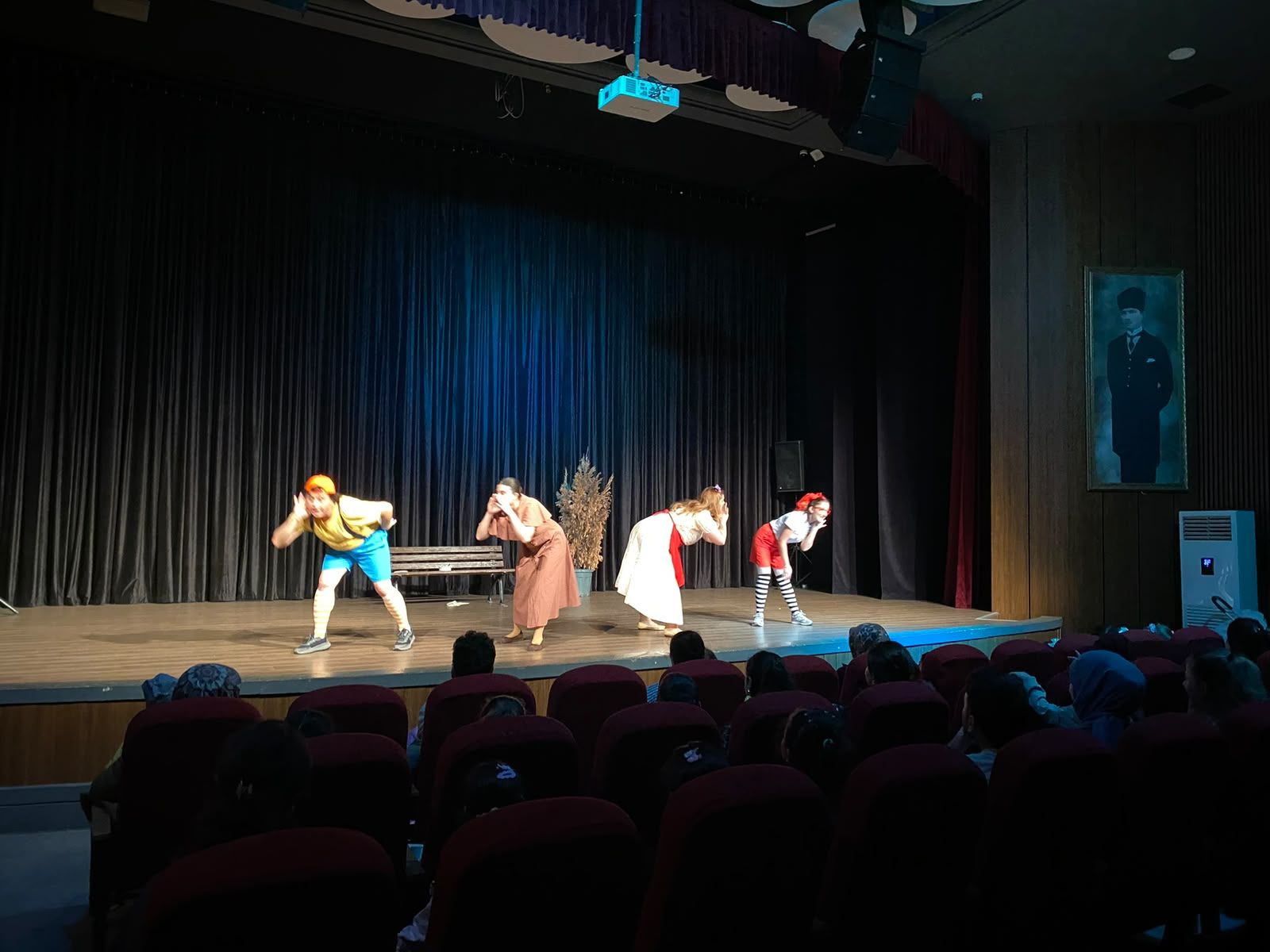 Balikesir Båyåksehir Belediyesi Sehir Tiyatrosu Ilk Ayinda S