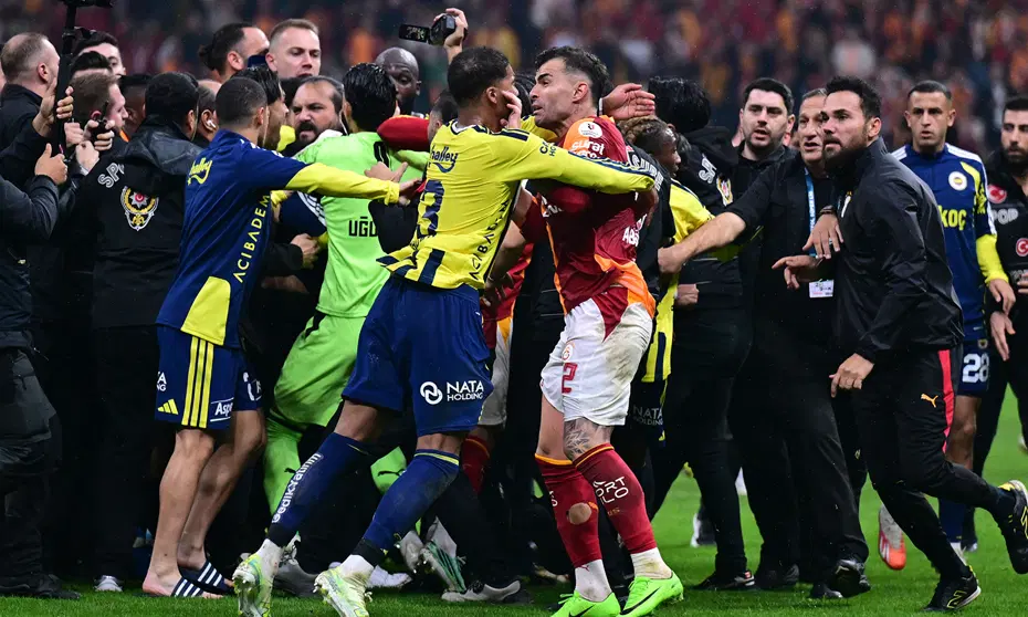 Galatasaray - Fenerbahçe Derbisinin Ardından Ortalık Karıştı! Kavga Çıktı! Polis Sahaya Girdi, 2 Kırmızı Kart Çıktı