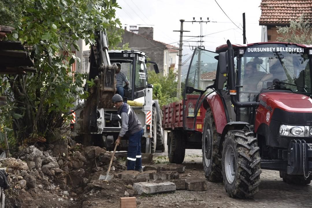 Dursunbey’de Büyük Altyapı Seferberliği! Fen İşleri Ekipleri Sahada: Yol Ve Bakım Çalışmaları Hız Kesmiyor!