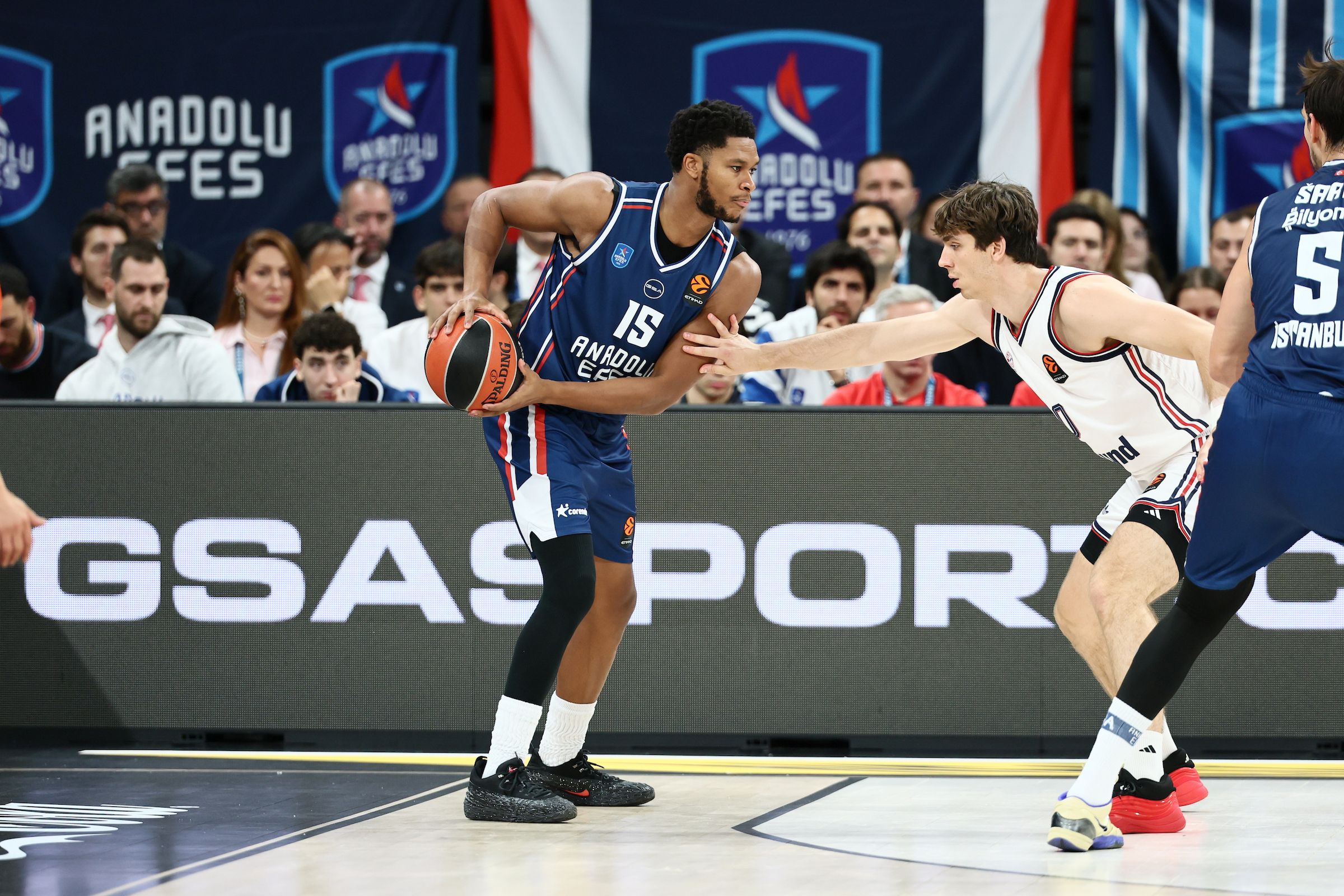 Anadolu Efes Litvanya'da Farklı Kazandı! Zalgiris Kaunas'a 15 Sayılık Darbe