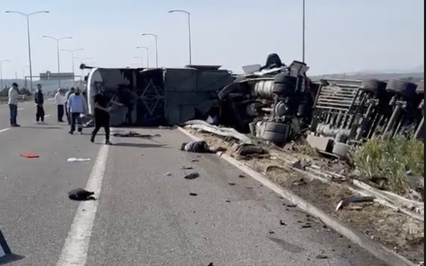 Akhisar Otoban Girişinde TIR ile Otobüs Çarpıştı! Çok Sayıda Ölü ve Yaralı Var