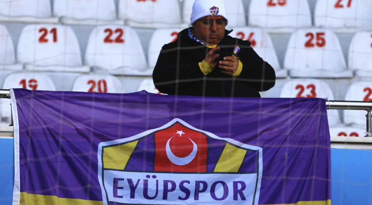 Erzurum Deplasmanında Tek Başına Bir Ordu! Eyüpsporlu Taraftardan Tribünleri Duygulandıran Görüntü!