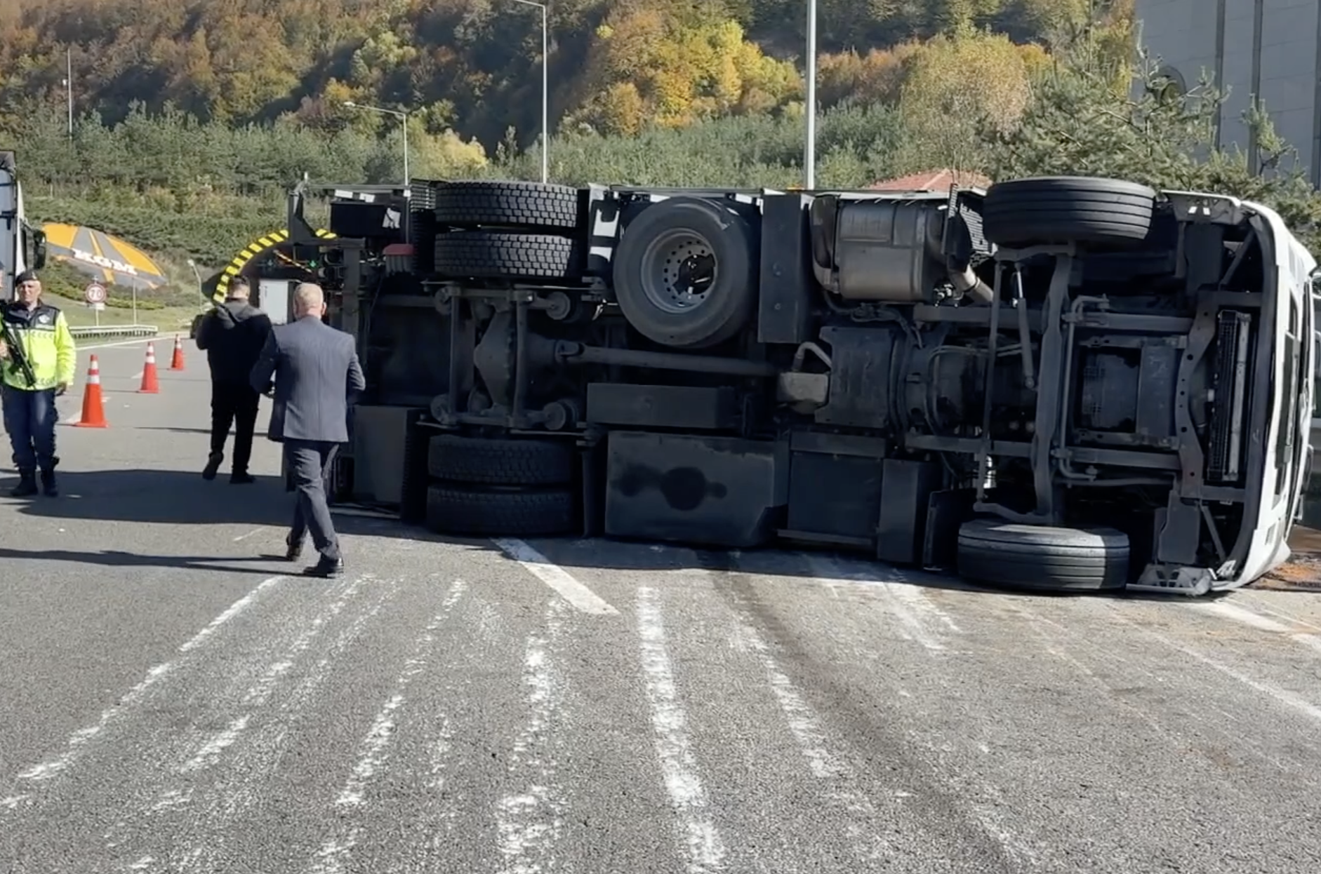 Bolu Dağı Tüneli'nde Kamyon Devrildi: Anadolu Otoyolu İstanbul İstikametinde Trafik Felç Oldu!
