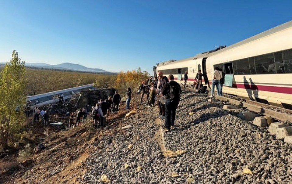 Facia Gibi Kaza! İki Hızlı Tren Çarpıştı! En Az 10 Kişi Hayatını Kaybetti