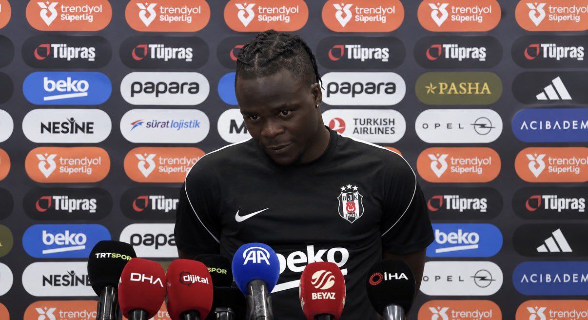 Maçta Oynamadı Ama Tribüne Çağrıldı! Beşiktaş Taraftarından Olaitan'a Sevgi Gösterisi