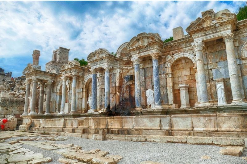 DAĞLARIN ARASINDAKİ ROMA ŞEHRİ VE 1800 YILLIK ANTONİNLER ÇEŞMESİ