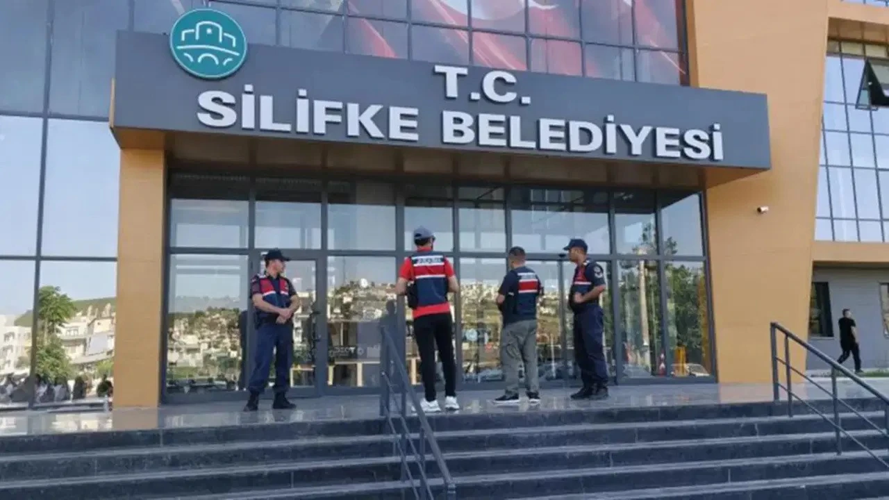 Silifke Belediyesi'ne Operasyon! 2 Başkan Yardımcısının da Aralarında Olduğu 7 Kişi Gözaltında