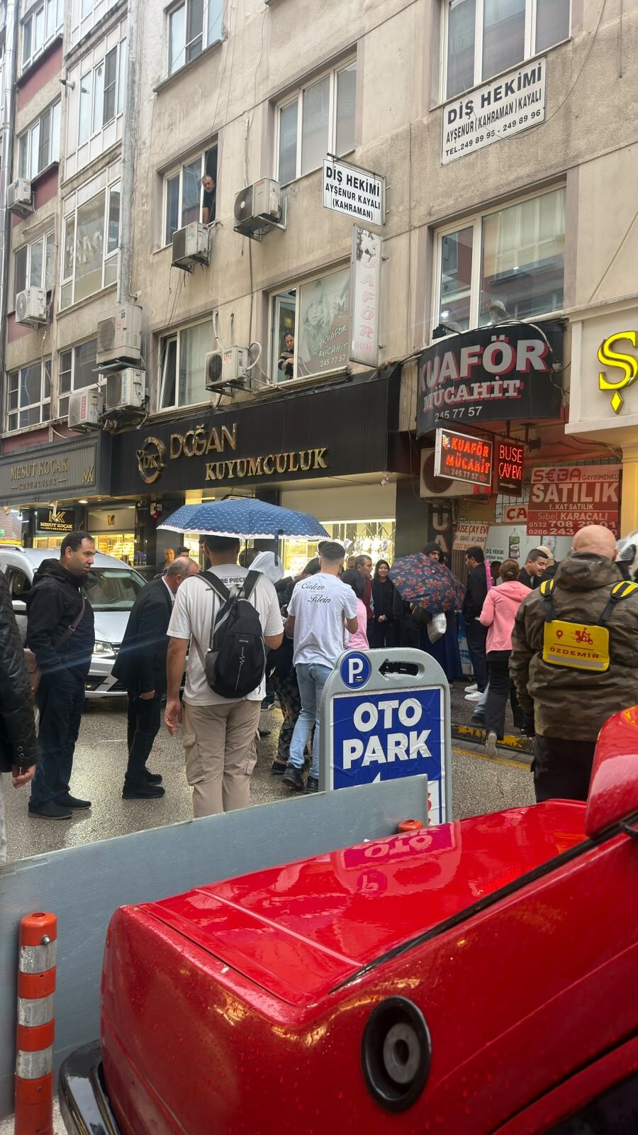 Balıkesir Atalar Caddesi'nde Korkutan Motokurye Kazası: Kurye Vatandaşa Çarptı, Olay Yerine Sağlık Ekipleri Sevk Edildi